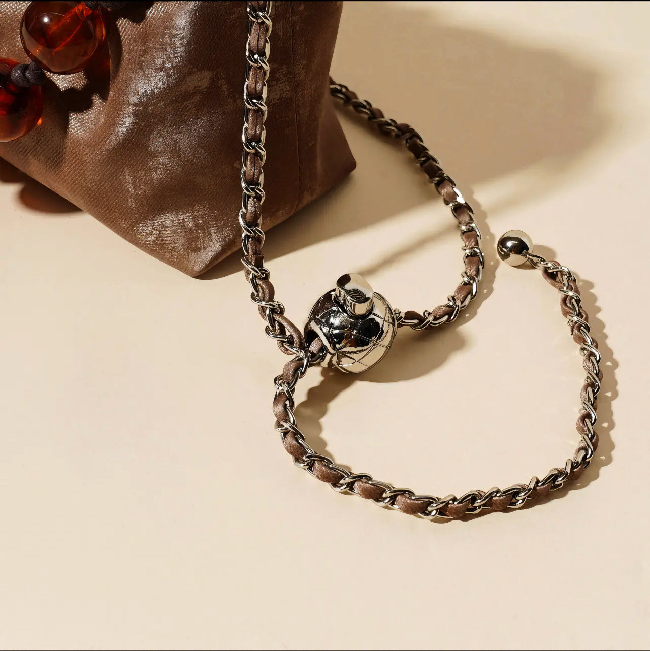 Perlenkette aus faltigem Leder